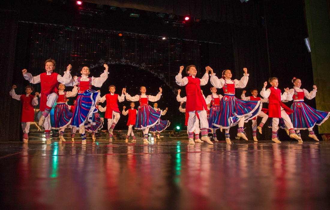 Детский образцовый хореографический ансамбль «Родничок» с финским народным танцем «Веселый хуторок»