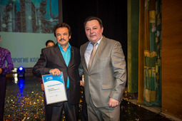 Председатель первичной профсоюзной организации компании «Газпром нефтехим Салават» Юрий Евдокимов вручает награды самым активным членам профсоюза