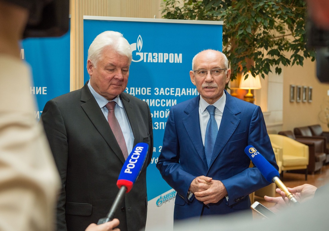 На пресс-подходе Валерий Голубев, заместитель председателя правления ПАО «Газпром» и Рустэм Хамитов