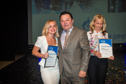 Председатель первичной профсоюзной организации компании «Газпром нефтехим Салават» Юрий Евдокимов вручает награды самым активным членам профсоюза