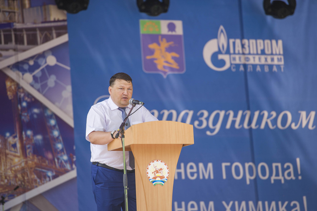 Нефтехимиков поздравил технический директор предприятия Игорь Таратунин.