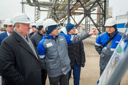 Во время экскурсии генеральный директор ООО «Газпром нефтехим Салават» Айрат Каримов знакомит гостей с новой установкой изомеризации пентан-гексановой фракции