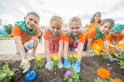 Ежегодный экологический проект "Ты + Я = Земля". Дети совместно с вожатыми занимаются посадкой деревьев и цветов.