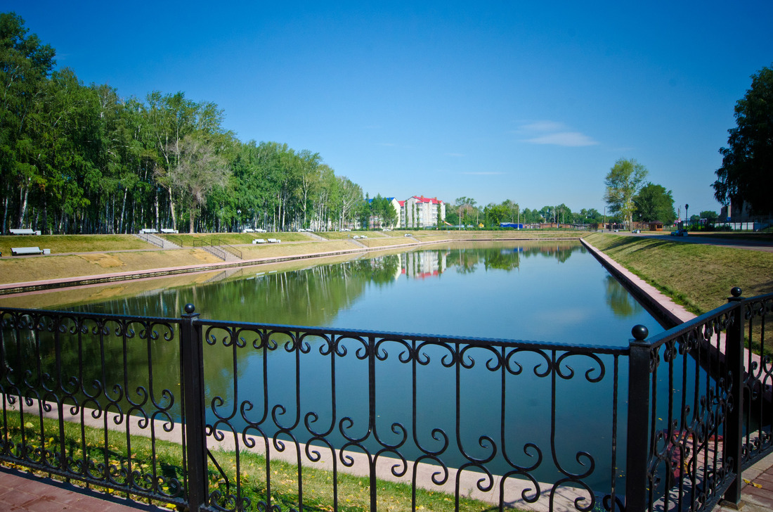 Реконструированный городской парк культуры и отдыха. Пруд