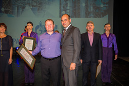Генеральный директор ООО «Газпром нефтехим Салават» Айрат Каримов с обладателями наград Министерства энергетики Российской Федерации