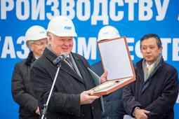 Памятный сувенир компании «Газпром нефтехим Салават» от ПАО «Газпром»