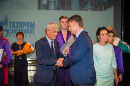 Первый заместитель генерального директора ООО «Газпром переработка» Айрат Ишмурзин вручает благодарности ПАО «Газпром»