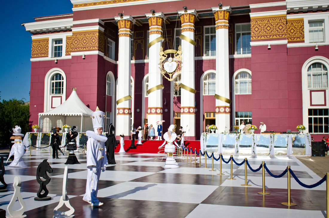 Преображение Дворца Культуры во время проведения ежегодного Баллы-Бала