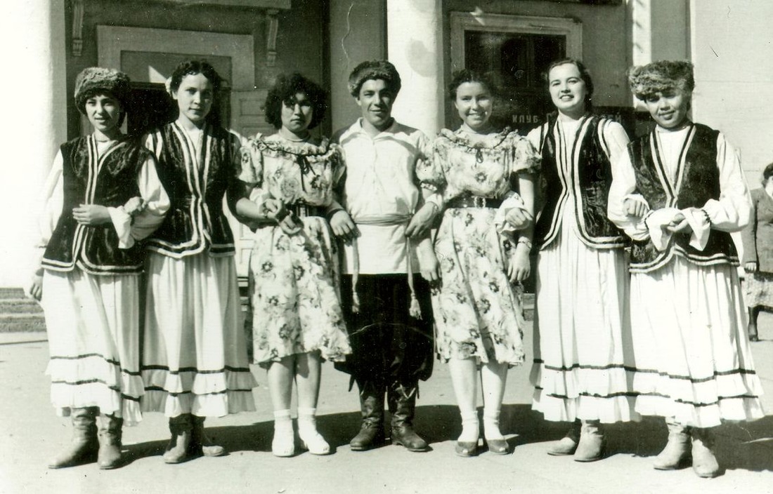 Конец 50-х. Анасамбль "Агидель" с ведущими солистками Сохратуллиной и Акбердиной.