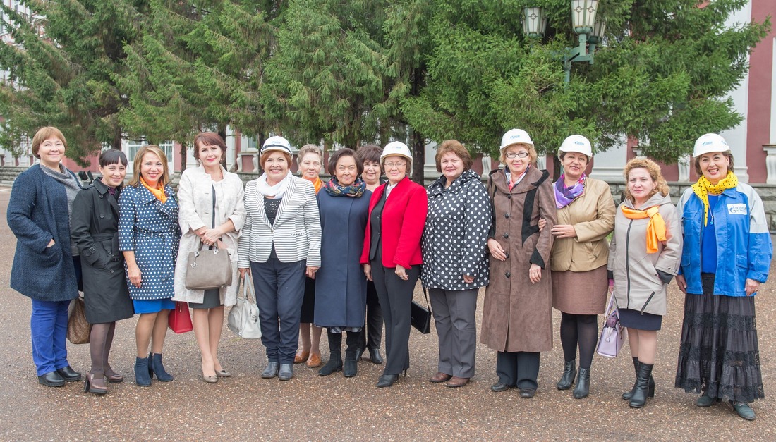 Участницы выездного заседания Президиума Союза женщин РБ у здания Управления компании