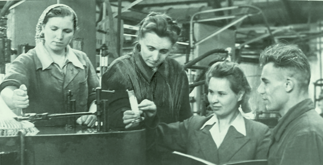 1955 год. Момент контроля режима узла формовки производства катализаторов.