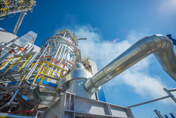 Новое производство позволяет ООО «Газпром нефтехим Салават» выпускать сырье для конечной продукции нефтехимии — суперабсорбентов, акриловых дисперсий, акриловых красок