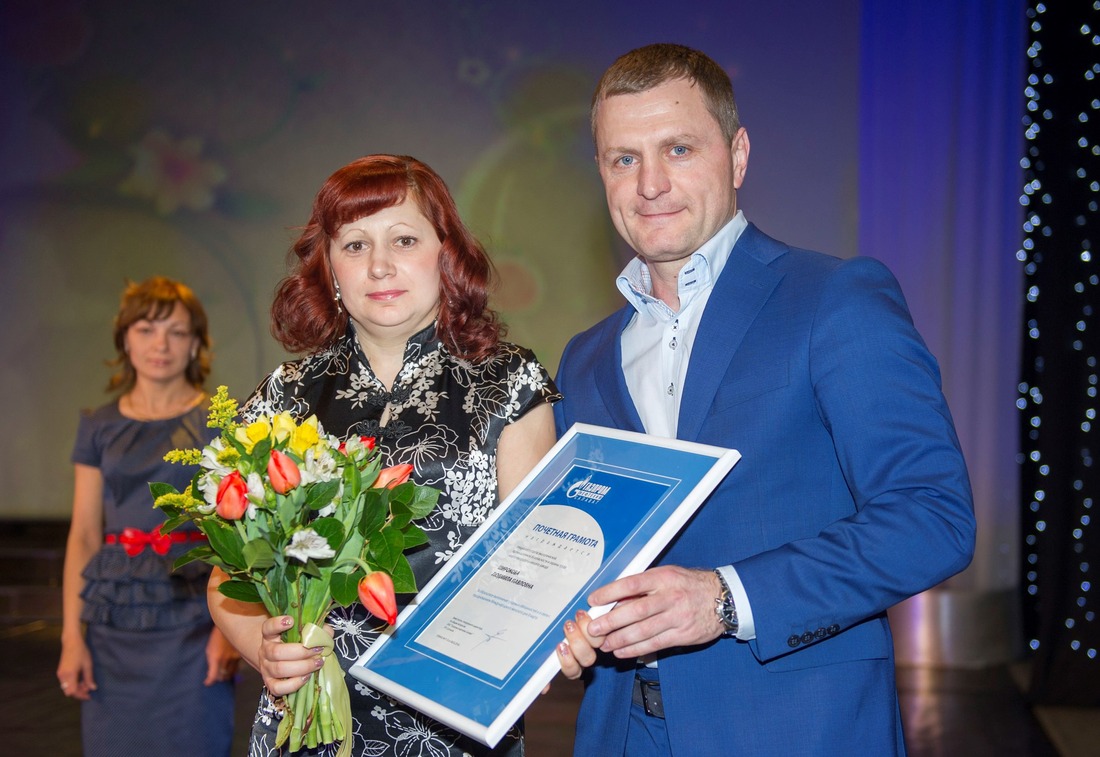 Награду вручает Начальник управления по работе с персоналом В.П. Дегтярев
