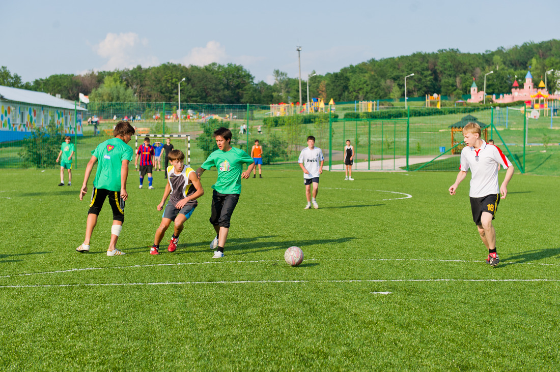 Футбольное поле детского оздоровительного центра «Спутник» с современным покрытием