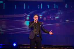 Праздник украсил уникальный баритон Сергея Волчкова, победителя 2-го сезона музыкального проекта «Голос» на Первом канале