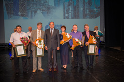 Генеральный директор ООО «Газпром нефтехим Салават» Айрат Каримов с обладателями наград Министерства энергетики Российской Федерации
