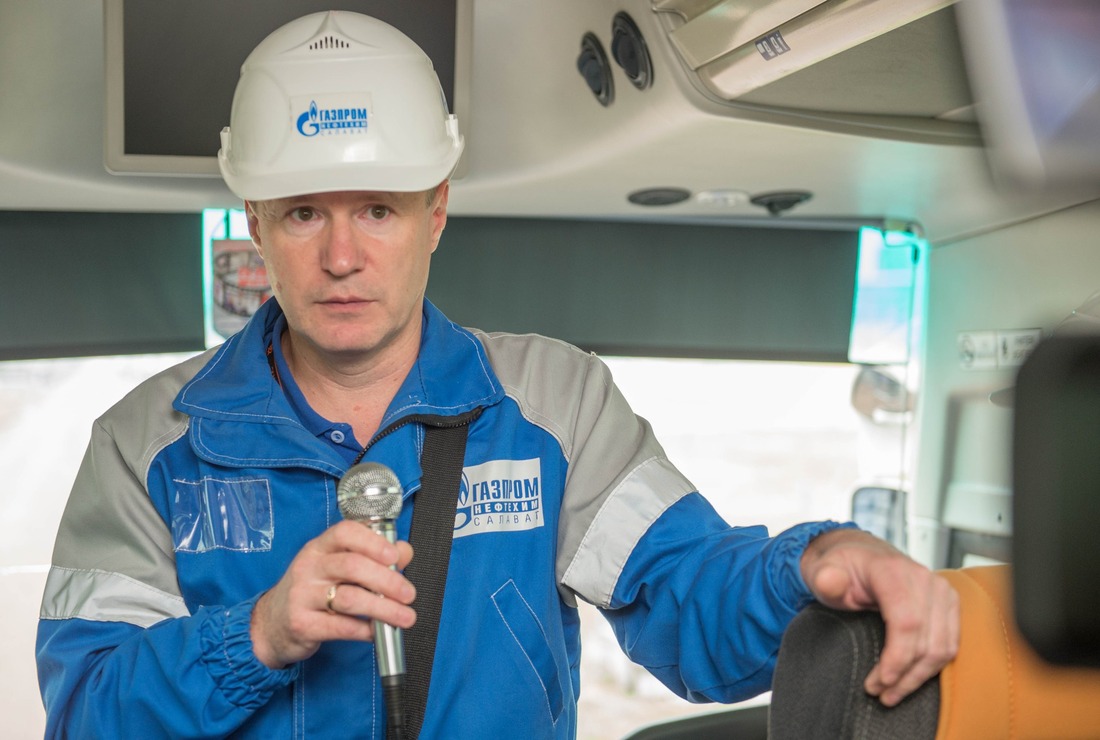 На вопросы общественников об экологической составляющей деятельности компании ответил главный эколог ООО «Газпром нефтехим Салават» Олег Бурков