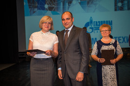 Генеральный директор ООО «Газпром нефтехим Салават» Айрат Каримов вручает награды лучшим работникам