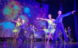 Праздничный вечер открылся выступлением лауреата корпоративного фестиваля «Факел Газпрома» — образцового ансамбля бального танца «Улыбка»